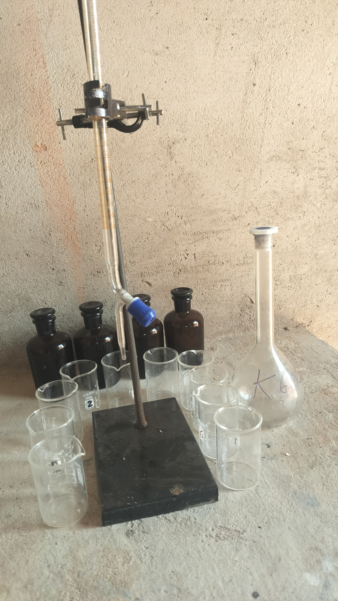 Vifaa vya maabara ya assay ya dhahabu — burette, beakers, volumetric flask na reagent bottles